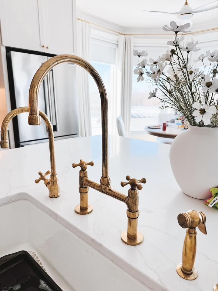 Unlacquered_brass_faucet_brassanod